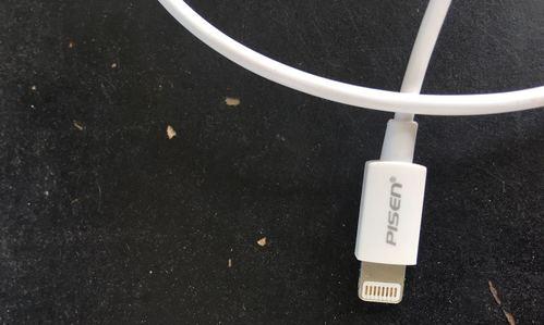 以用品胜充电器为您的iPhone5s提供稳定快速充电（体验高效便捷的充电新选择，让手机持续绽放活力）