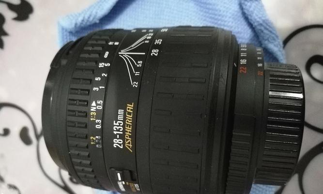 凤凰28-135镜头的使用体验（一款全能镜头，展现多样摄影魅力）