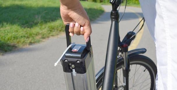 电瓶充电满了会怎么样？（充电器、电池、保护机制、安全性）